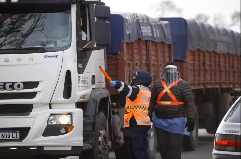 Anuncian restricción de circulación de transporte de carga en rutas nacionales