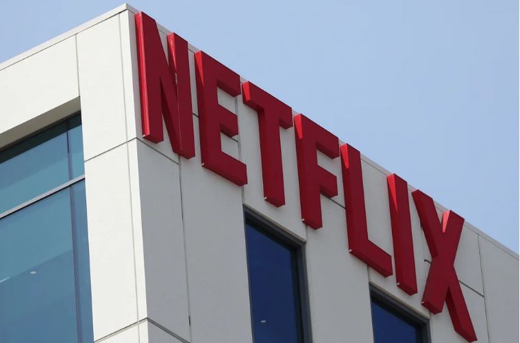 Los suscriptores de Netflix cayeron por primera vez en una década y las acciones se desplomaron hasta un 24%