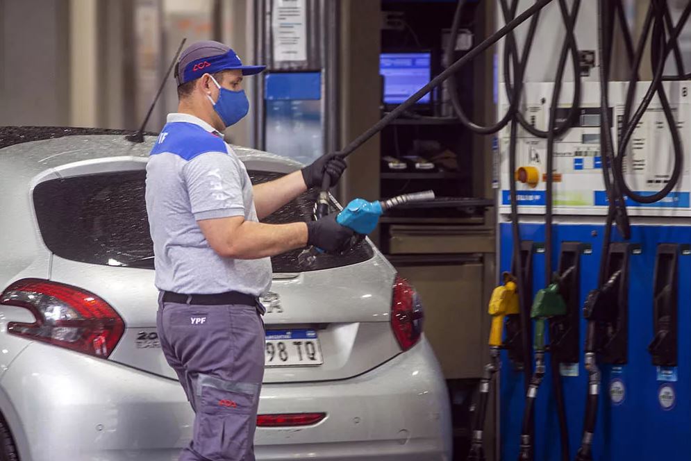 Sube la nafta: YPF aumentó un 4% los precios de sus combustibles