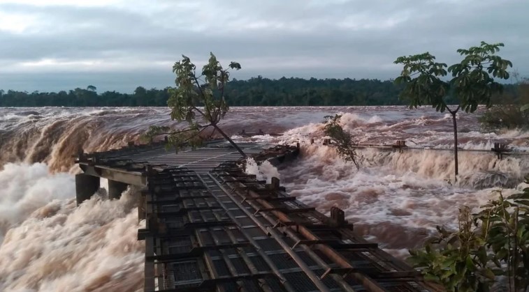 Cerraron el circuito turístico de la Garganta del Diablo por la impactante crecida del río Iguazú