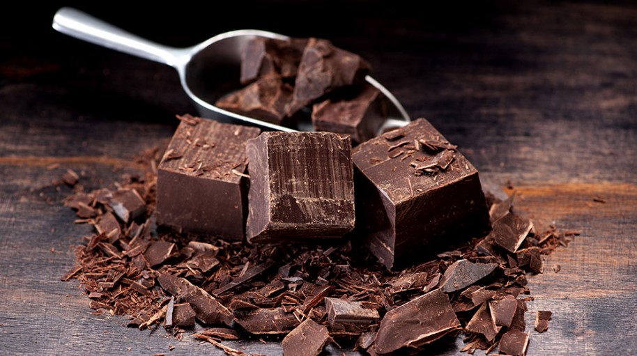 Consumir chocolate amargo reduce la presión arterial y protege al corazón, según la ciencia