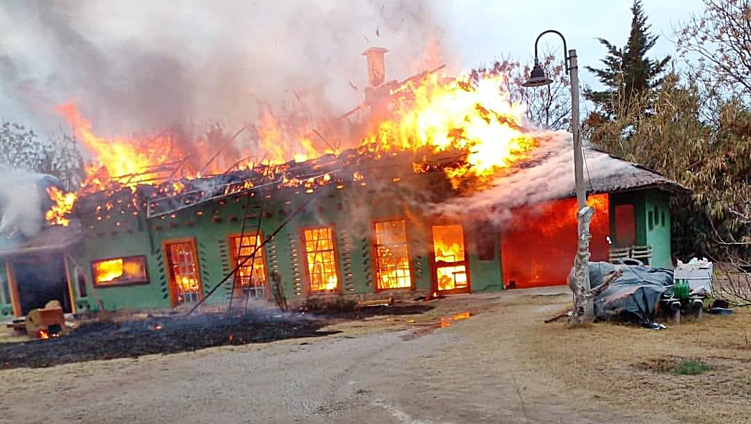 Miramar De Ansenuza – Gran incendio provoco daños en la casa ecológica