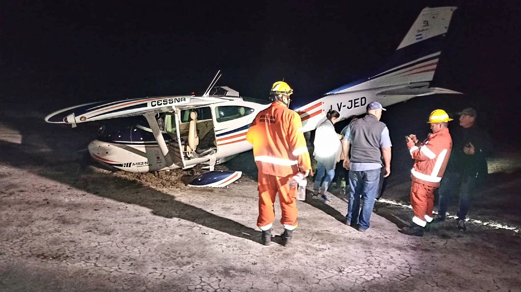 Susto en la zona de Morteros: avioneta tuvo que aterrizar de emergencia en la costa de la Mar Chiquita