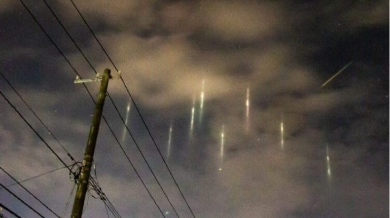Extrañas columnas de luz en el cielo japonés causan pánico en las redes sociales