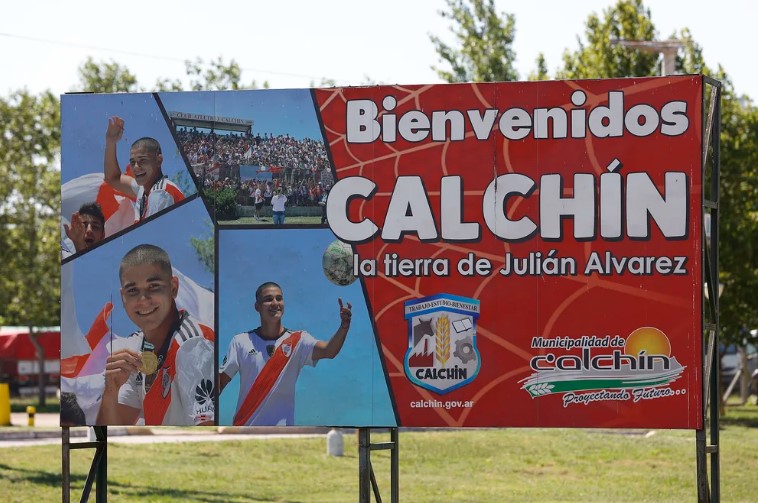 Declararán ciudadano ilustre a Julián Álvarez en Calchín y crecen los homenajes a los jugadores en el país