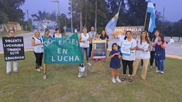 Antes de ir a dar clases, docentes se reúnen a reclamar en Ascochinga