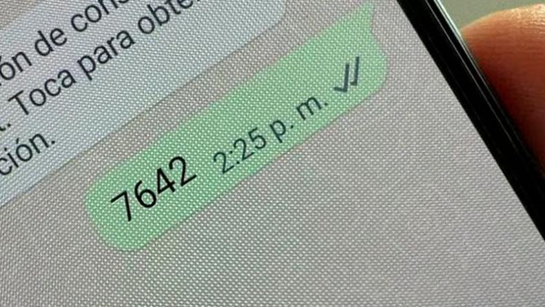 WhatsApp: por qué los jóvenes escriben “7642” y qué significa