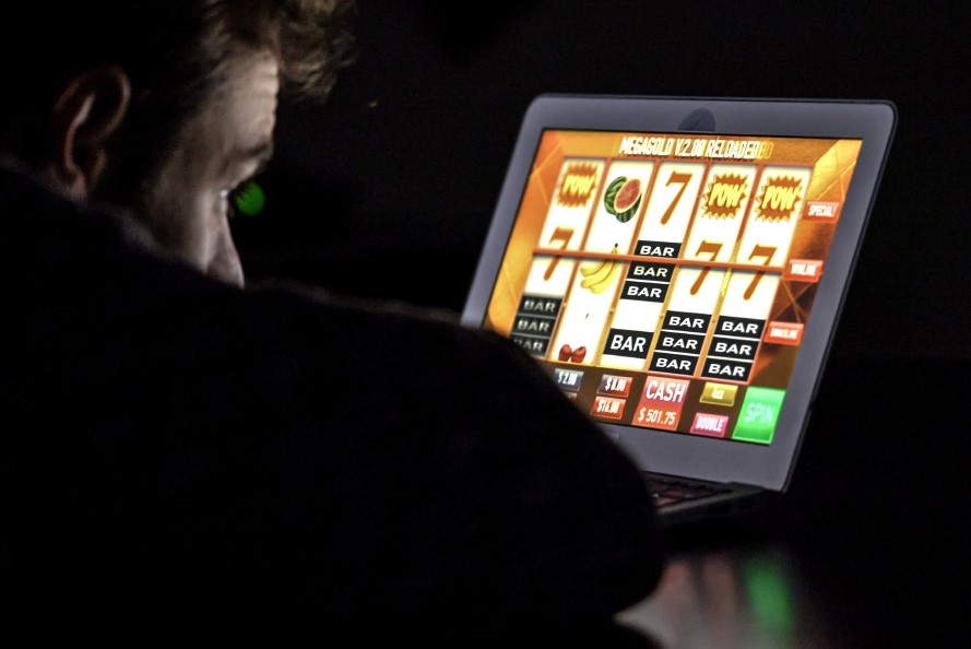 Casinos en línea: alertan que el exceso de estas publicidades genera casos de ludopatía