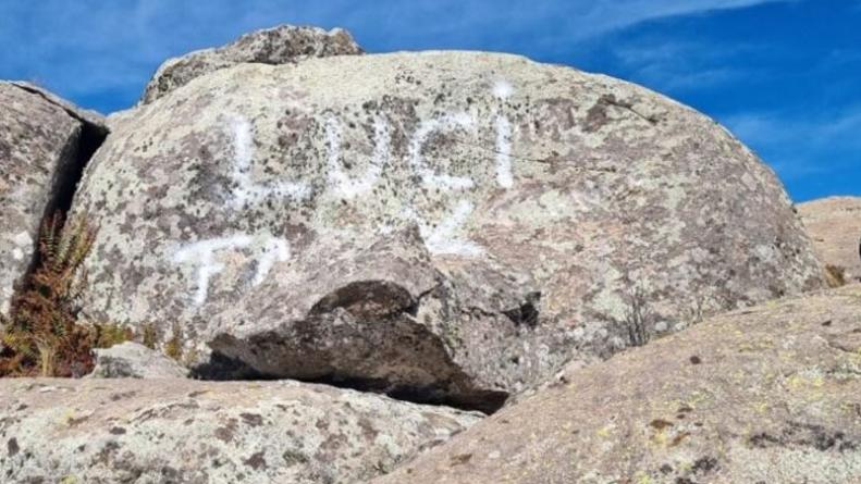 Detuvieron a un turista pintando piedras en las Altas Cumbres